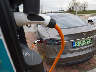 Hosszabban osztják az elektromos autó támogatást