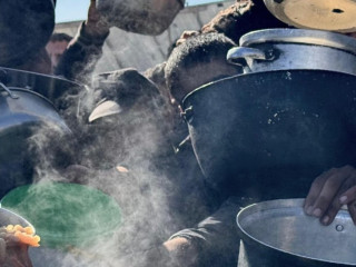 Segélyere váró gyerekek Gázában