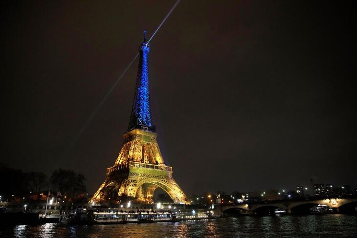 Az ukrán zászló színeivel világítják meg a párizsi Eiffel-tornyot az Ukrajna melletti kiállás jeléül 2023. február 24-én, az Oroszország által Ukrajna ellen indított háború első évfordulóján