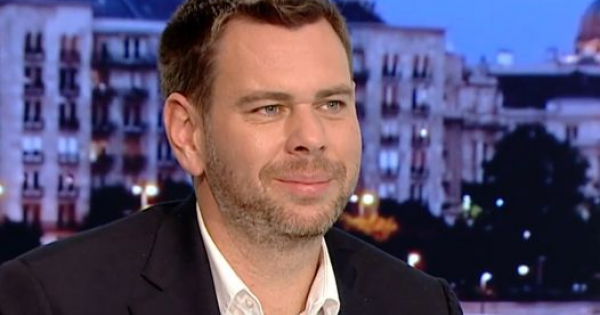 Vitézy Dávid mosolyog, és a választási bizottsághoz fordul