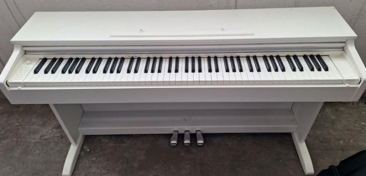 Ez a zongora is eladó