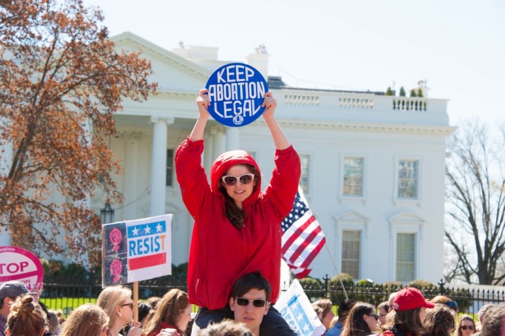 Pro-choice tüntetők a Fehér Ház előtt. Fotó: Depositphotos