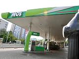Tömeges felvásárlás miatt korlátozást vezet be a MOL benzinkútjainál