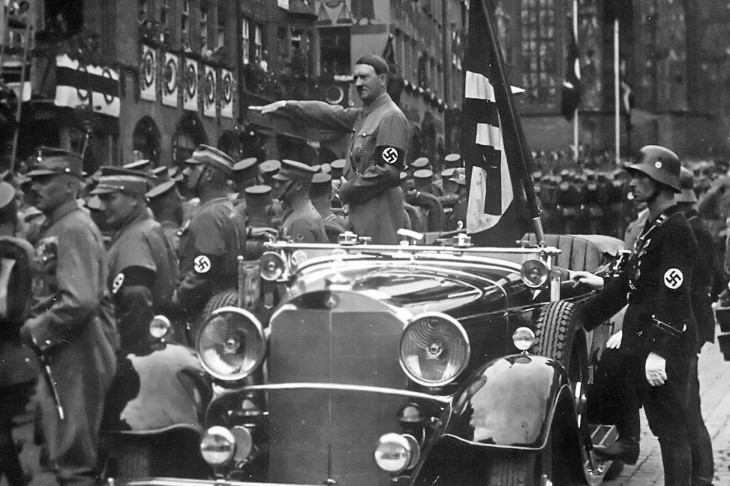 Hitler 1935-ben, Nürnbergben. Már ekkor komoly erőfeszítések történtek,hogy import nyersolaj nélkül is működni tudjon a német haderő. Fotó: Wikimedia