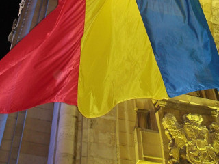 A román trikolór a bukaresti diadalív alatt is lobog