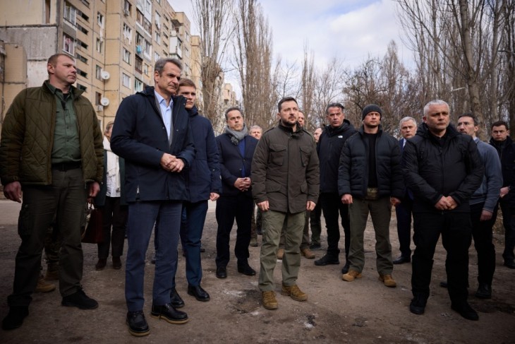Volodimir Zelenszkij ukrán elnök és Kiriákosz Micotákisz görög miniszterelnök Odesszában 2024. március 7-én - alig 150 méterre tőlük csapódtak be az orosz rakéták. Fotó: ukrán elnöki hivatal.