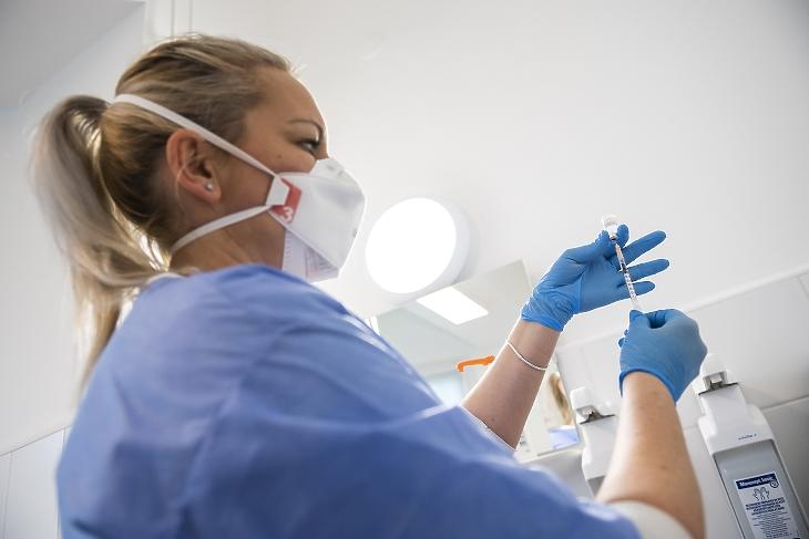 Egy egészségügyi dolgozó a koronavírus elleni oltóanyagot, a Pfizer-BioNTech vakcinát fecskendőbe szívja az oltás előtt az Országos Korányi TBC és Pulmonológiai Intézet oltópontján Budapesten 2020. december 30-án. MTI/Mónus Márton