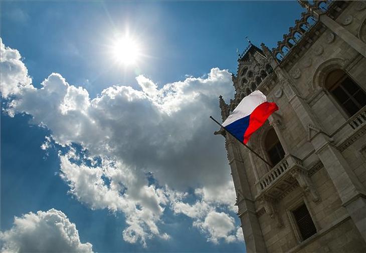 Csehország zászlaja a Parlament épületén 2021. június 27-én. (Fotó: MTI/Mohai Balázs)