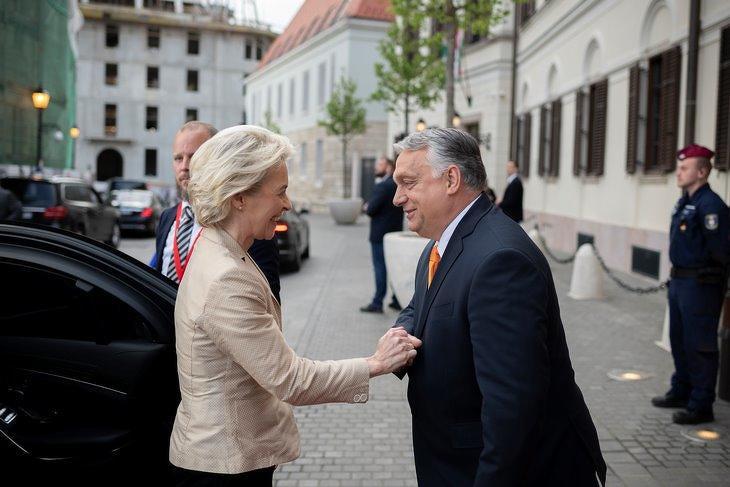 Egyelőre nem lesz miért újra kezet csókolnia Orbán Viktornak a Bizottság elnökének. (Korábbi felvétel.) Fotó: MTI/Miniszterelnöki Sajtóiroda/Benko Vivien Cher