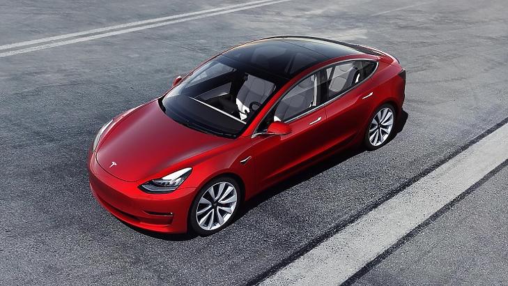 Végre sínre kerül a Model 3?