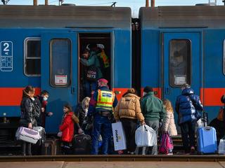 Több mint tucatnyi menekült gyermeket szedett le a rendőrség a vonatról