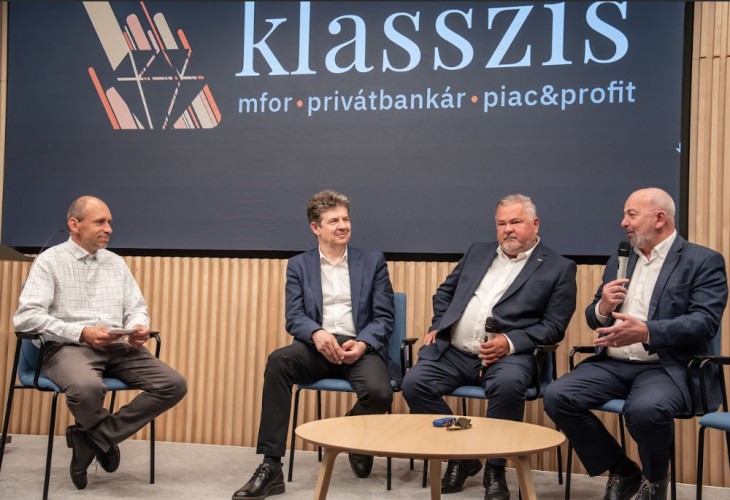 A beszélgetés résztvevői, Aszódi Attila, Kiss Csaba és Holoda Attila, továbbá a beszélgetés moderátora (balra) Király Béla.