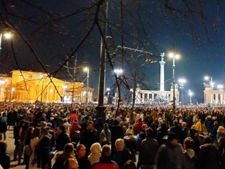 Tüntetés a Hősök terén 2024. február 16-án. Fotó: Szarvas György