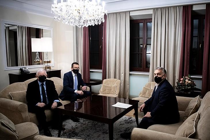 Orbán Viktor, Mateusz Morawiecki és Jaroslaw Kaczynski (balra) találkozója Varsóban 2020. december 8-án. MTI/Miniszterelnöki Sajtóiroda/Benko Vivien Cher