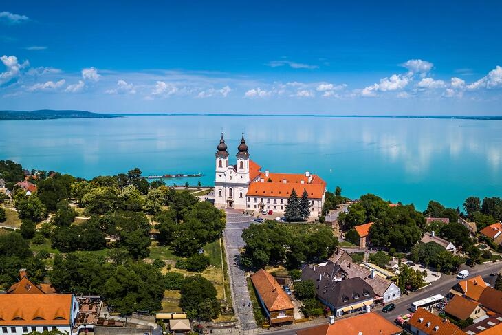 Tihany kell a NER-nek