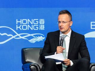 Újabb kínai cég érkezik Magyarországra, hétmilliárdot kapnak Szijjártó Péteréktől