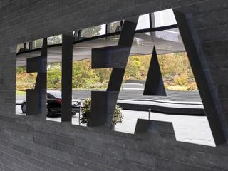 Tovább pörög a focibotrány, a FIFA is bojkott alá kerülhet?