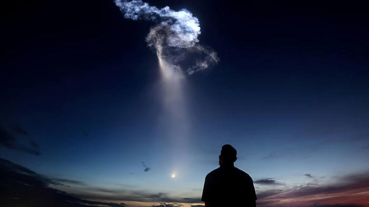 A SpaceX Falcon 9-es rakétája elhagyja az atmoszférát a floridai Cape Canaveral rakétaindító bázis felett 2018 júniusában. (Fotó: Reuters)