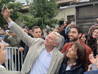 José Antonio Kast frissen megválasztott chilei elnök szelfit készít