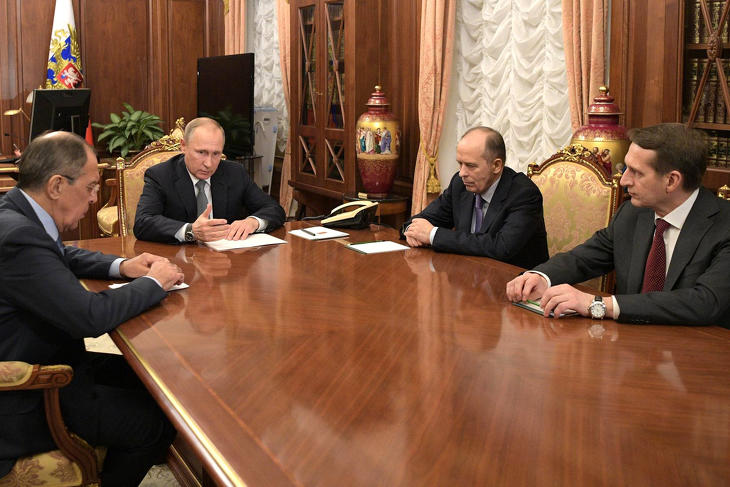 Putyin tárgyal külügyminszterével, Szergej Lavrovval (balra), valamint Alekszandr Vasziljevics Bortnyikovval, az FSZB (Szövetségi Biztonsági Szolgálat), illetve Szergej Nariskinnal (a jobb szélen), az SZVR (Külső Hírszerző Szolgálat) vezetőjével. Fotó: Wikimedia