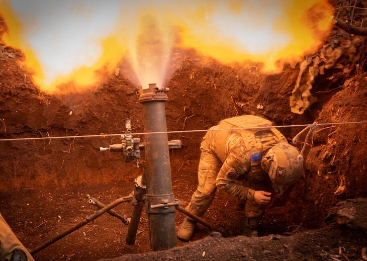 Ukrán katonák 122 milliméteres aknavetővel lövik az orosz állásokat (korábbi felvétel)