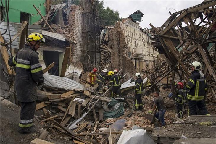 Romok között katasztrófaelhárítók Csuhuivban, miután orosz rakétatámadás érte a kelet-ukrajnai Harkivi területen fekvő települést. MTI/AP/Jevhen Maloletka