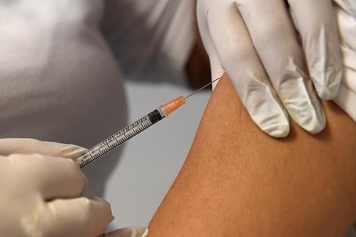 Influenza elleni védőoltást ad be egy egészségügyi dolgozó egy XV. kerületi orvosi rendelőben 2020. január 9-én. MTI/Kovács Tamás