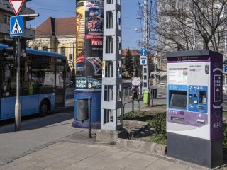 A BKK jegyárusító automatája a Krisztina körúton. Fotó: MTI/Szigetváry Zsolt