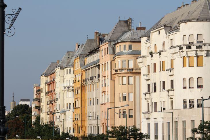 Újlipótvárosban, a Dunaparton is vannak többszáz millió forintos lakások, csodás budai panorámával