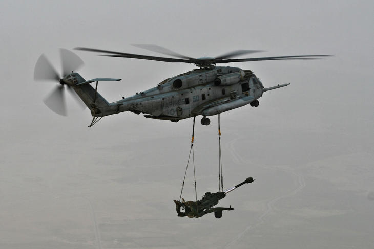 Egy amerikai helikopter szállít egy M-777-es tarackot - Ukrajnába azért nem így viszik. Fotó: Wikimedia