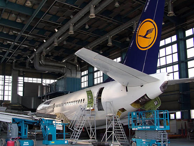 A Lufthansa-gép a csarnokban 