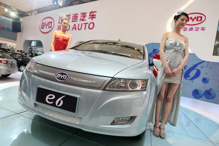 Modellek pózolnak a BYD e6 elektromos autó előtt Sanghajban 2009-ben. Fotó: Depositphotos 