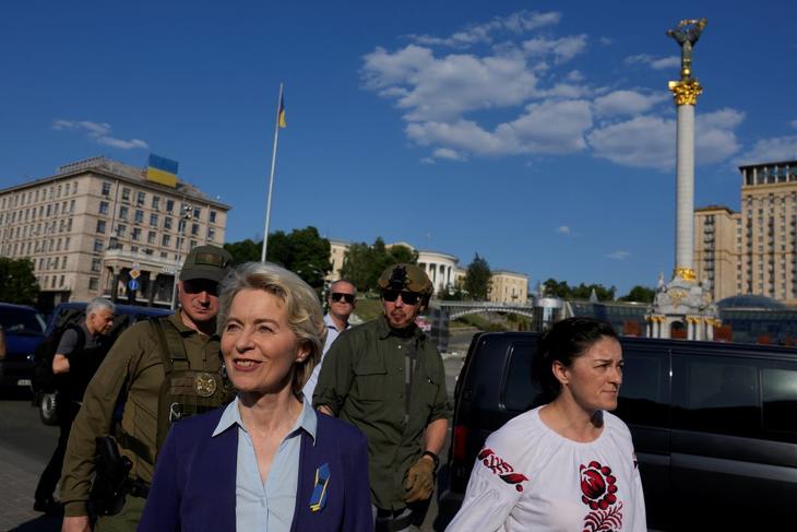 Ursula von der Leyen, az Európai Bizotság elnöke a kijevi Majdan téren 2022. június 11-én. Fotó: MTI/AP