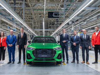 Az autó bal oldalán, balról jobbra: Vizl Gyöngyvér, az Audi Hungaria munkatársa, Michael Breme, az Audi Hungaria igazgatóságának elnöke, Szijjártó Péter, külgazdasági és külügyminiszter. Az autótól jobbra: Gerd Walker, az Audi Hungaria felügyelőbizottságának elnöke, az AUDI AG termelésért és logisztikáért felelős igazgatósági tagja, Pintér Bence, Győr Megyei Jogú Város polgármestere, Les Zoltán, az Audi Hungaria járműgyártásért felelős igazgatósági tagja és Cseke Mihály, az Audi Hungaria munkatársa