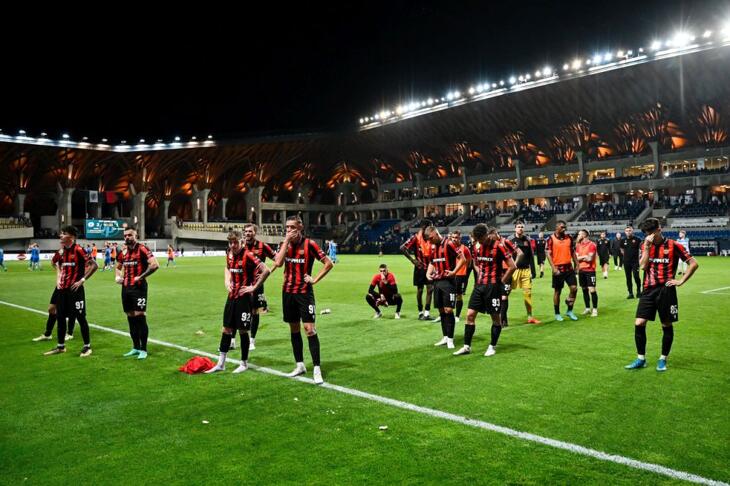 Kispesti játékosok a labdarúgó OTP Bank Liga 33., utolsó fordulójában játszott Puskás Akadémia - Budapest Honvéd mérkőzés végén a felcsúti Pancho Arénában 2023. május 27-én. A Honvéd 2-1-es vereséget szenvedett, így búcsúzott az élvonaltól
