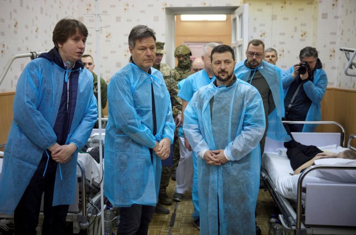 Az ukrán elnöki sajtószolgálat által közreadott képen Volodimir Zelenszkij ukrán államfő és Robert Habeck német alkancellár, gazdasági és klímavédelmi miniszter látogatást tesz a Bahmut közelében fekvő Jahidne falu katonai kórházában 2023. április 3-án. Fotó: MTI/EPA