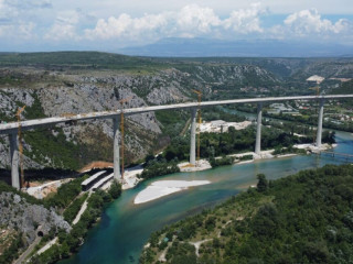 Komoly viadukt épül
