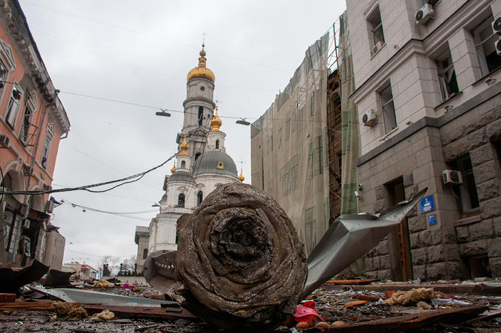 Az ukrán hírügynökség képaláírása szerint a képen egy kazettás bomba maradványai láthatók Harkiv belvárosában. Fotó: Marienko Andrii / UNIAN