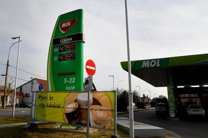 Az olaj világpiaci árának növekedése okozza a drágulást. MTI/Koszticsák Szilárd