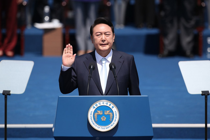 A dél-koreai elnök  Yoon Suk Yeol  leteszi esküjét