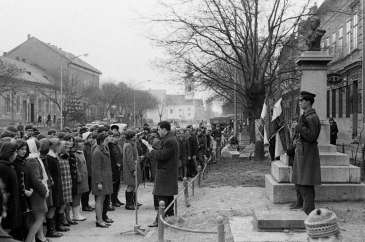 Monor, Kossuth Lajos utca, háttérben a református templom. A forradalmi ifjúsági napok járási megnyitó ünnepsége március 15-én Kossuth Lajos mellszobránál