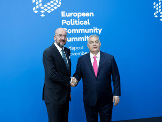 A Miniszterelnöki Sajtóiroda által közreadott képen Orbán Viktor miniszterelnök (j) fogadja Charles Michelt, az Európai Tanács elnökét az Európai Politikai Közösség (EPC) budapesti tanácskozásán a Puskás Arénában 2024. november 7-én.