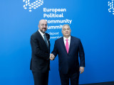 A Miniszterelnöki Sajtóiroda által közreadott képen Orbán Viktor miniszterelnök (j) fogadja Charles Michelt, az Európai Tanács elnökét az Európai Politikai Közösség (EPC) budapesti tanácskozásán a Puskás Arénában 2024. november 7-én.
