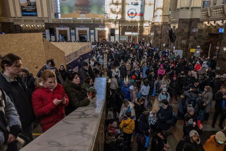 Az ukrán főváros elhagyására készülő emberek várakoznak a kijevi főpályaudvaron 2022. február 28-án. Fotó: MTI/EPA