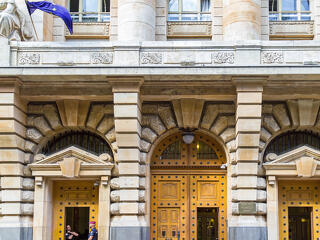 Ez már az olajválság hatása: borúsabban látják a jövőt Varga Mihályék