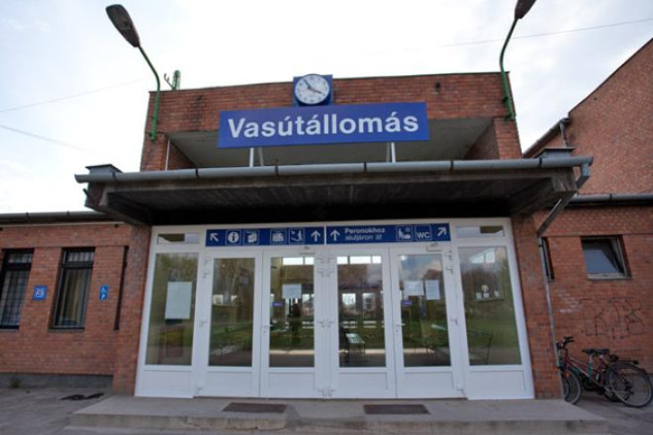 A gyomaendrődi vasútállomás. Pintér Sándor bizalmasai siettek Lázár János segítségére
