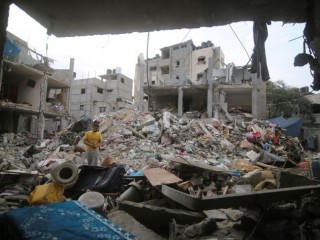  	Izraeli légitámadásban megsemmisült ház romjainál palesztin férfi a Gázai övezet déli részén lévő rafahi menekülttáborban 2023. október 9-én. A Gázai övezetet irányító Hamász palesztin iszlamista szervezet október 7-én többfrontos támadást indított Izrael ellen, több mint 700 izraeli életét vesztette, a Hamász elleni izraeli válaszcsapások halálos áldozatainak száma a Gázai övezetben 493, a sebesülteké meghaladja a 2700-at. Fotó: MTI/AP