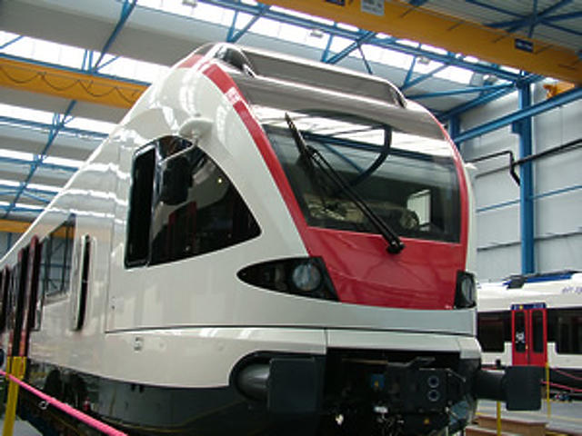 Flirt-vonat a Stadler többemeletes gyártócsarnokában, a svájci Bussnangban