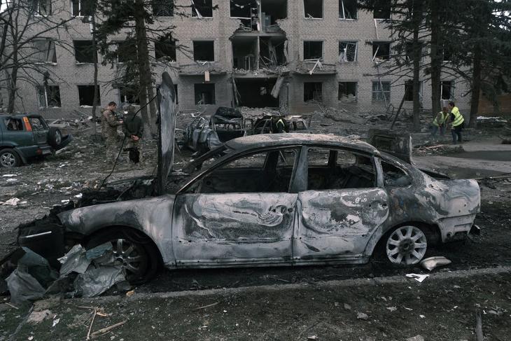 Orosz rakétacsapásban megsemmisült autó egy rommá vált épület előtt a kelet-ukrajnai Donyecki területen fekvő Szlovjanszkban. Fotó: MTI/EPA