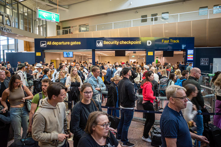 Utasok várakoznak az Arlanda reptéren. Fotó: Depositphotos